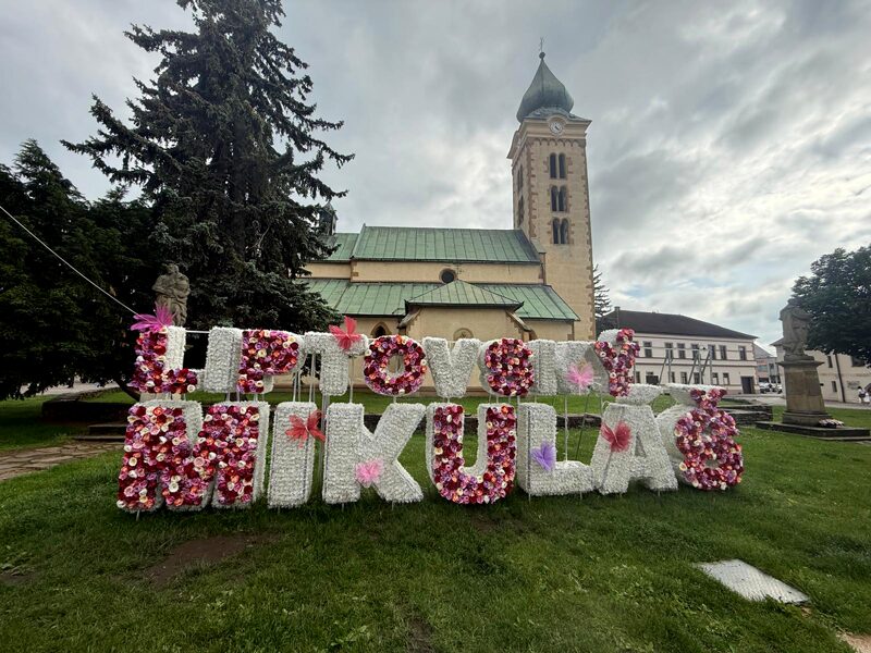 Kvetinová výzdoba Liptovský Mikuláš s nápisom z kvetov pred kostolom v centre mesta